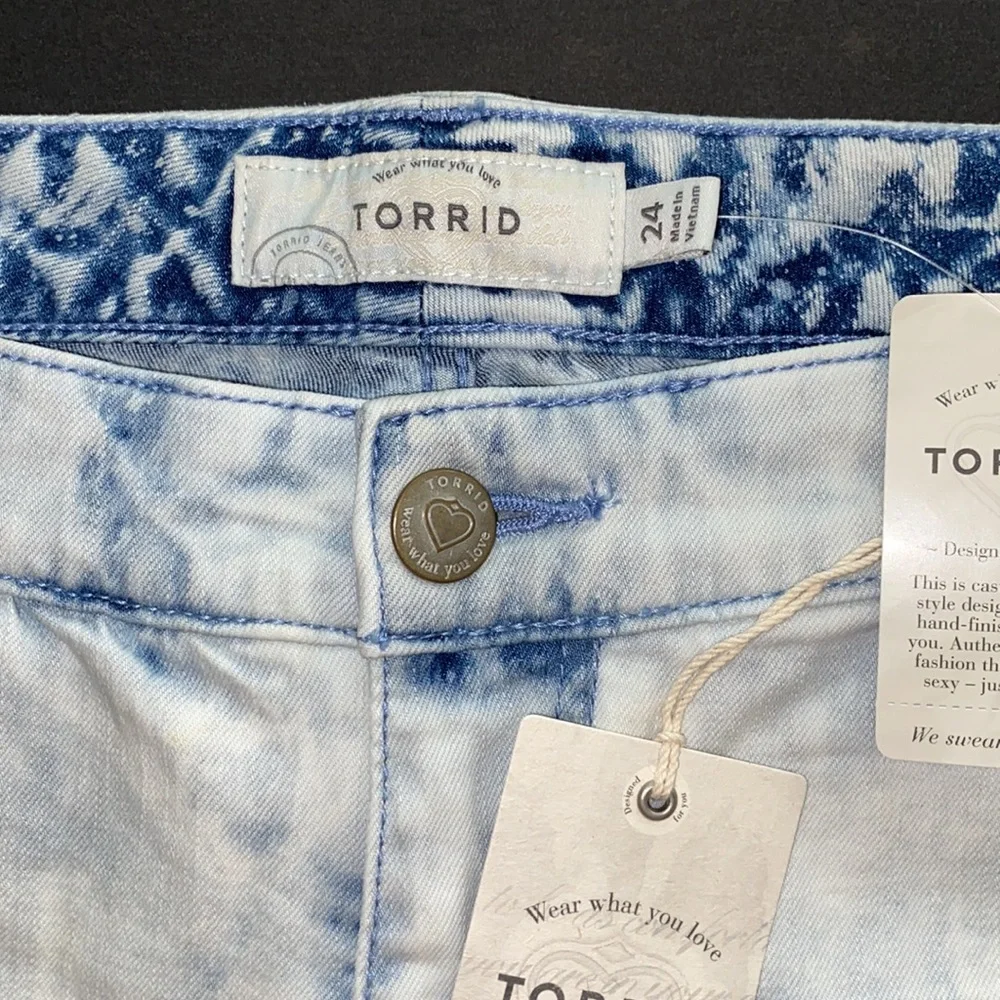 ✨Reduced NWT TORRID shorts - lace & beading - destructed- light wash -Plus Sized - Picture 6 of 14